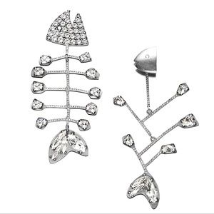 Beautiful Tory Burch embellished fish mismatched earrings silver/crystal